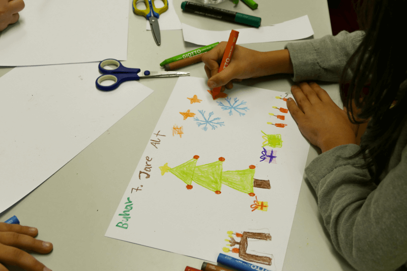 Mädchen malt Weihnachtsbild bei Spendenaktion und Kindermalen von synalis_
