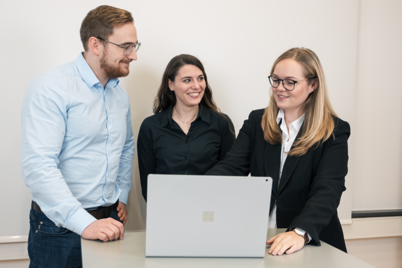 Mobile Team Besprechung von 3 Kollegen beim IT Dienstleister Köln Bonn