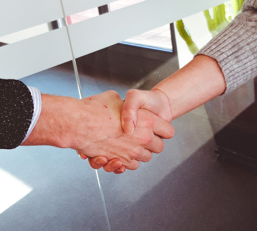 Handschlag als Sinnbild für Partnerschaften zwischen synalis und Kunden