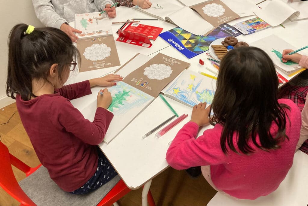 Kinder malen Weihnachtskarten: Farbenfrohe Kunstwerke von Kinderhand kreiert